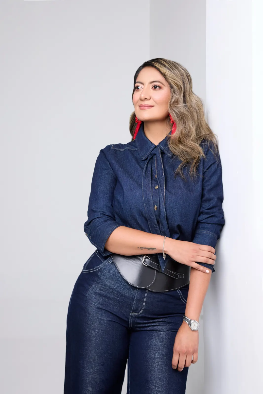 Retrato de Andrea Rojas con camisa de jean