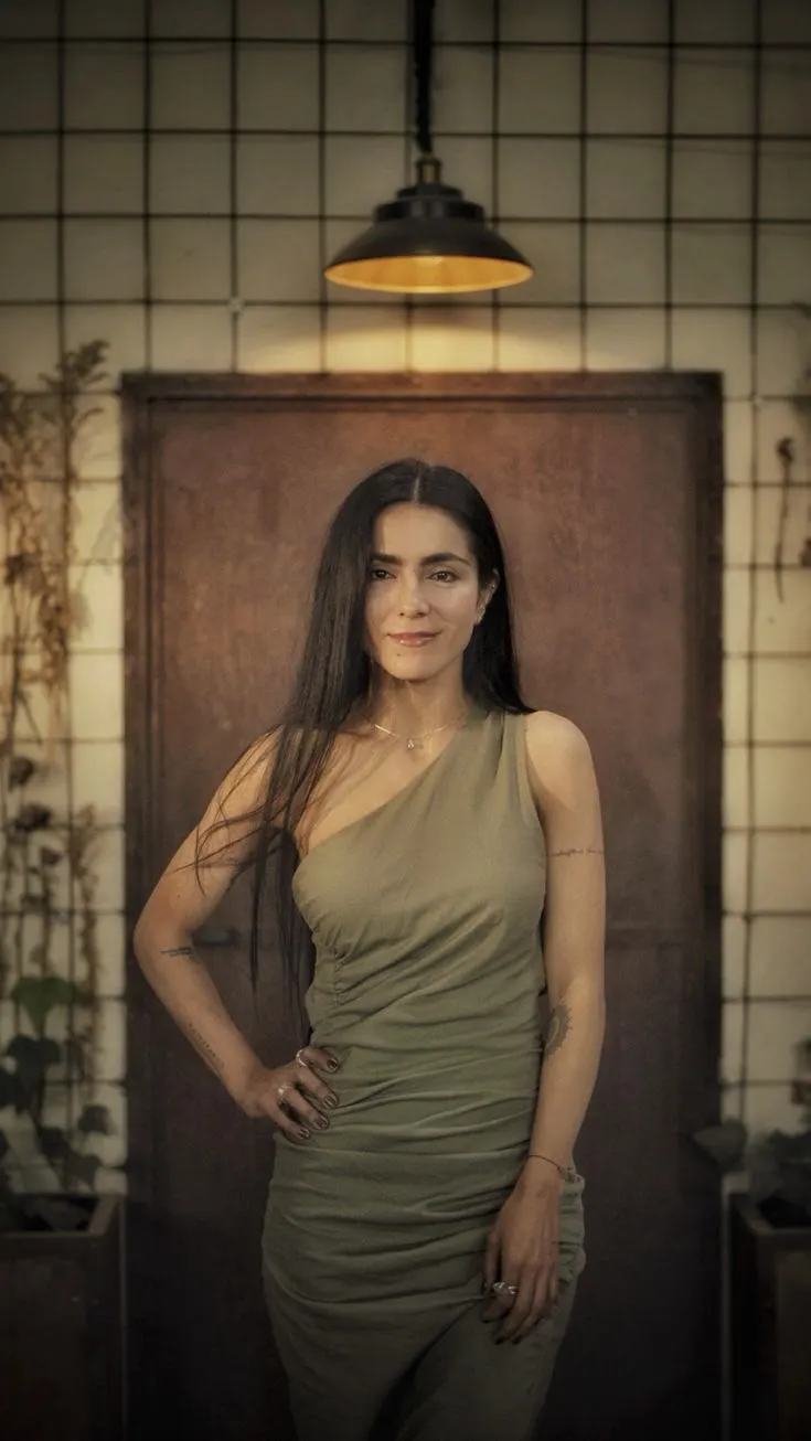 Retrato de Gina Babativa Acero bajo una lámpara colgante