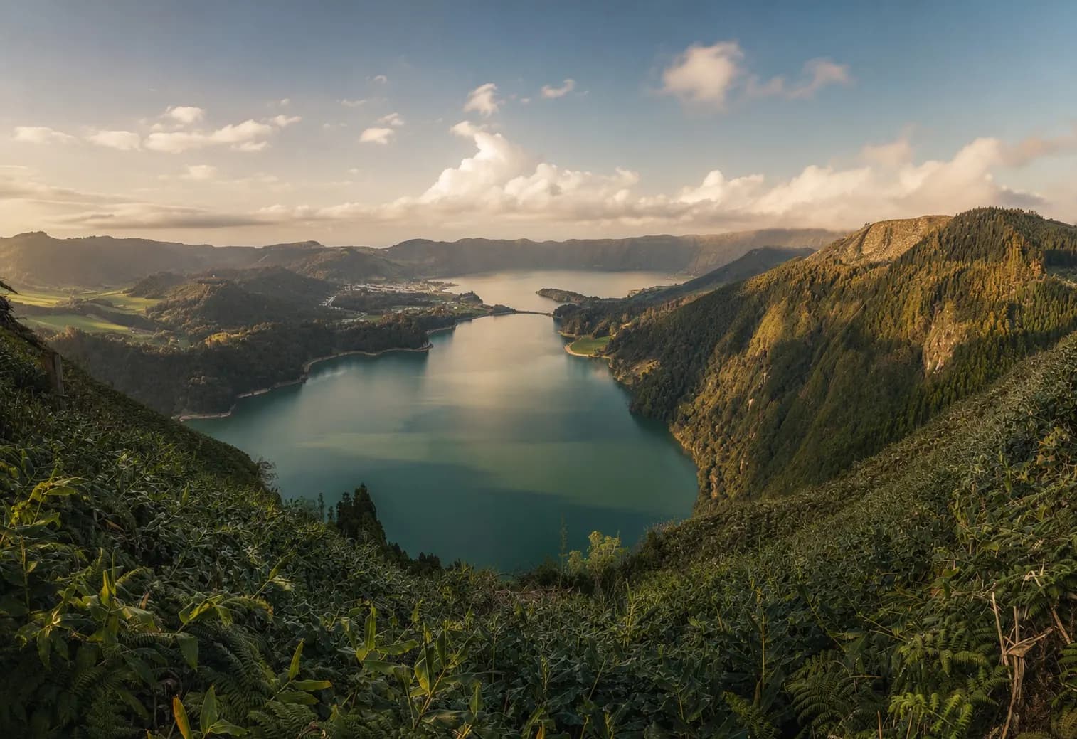 Laguna entre montañas al atardecer